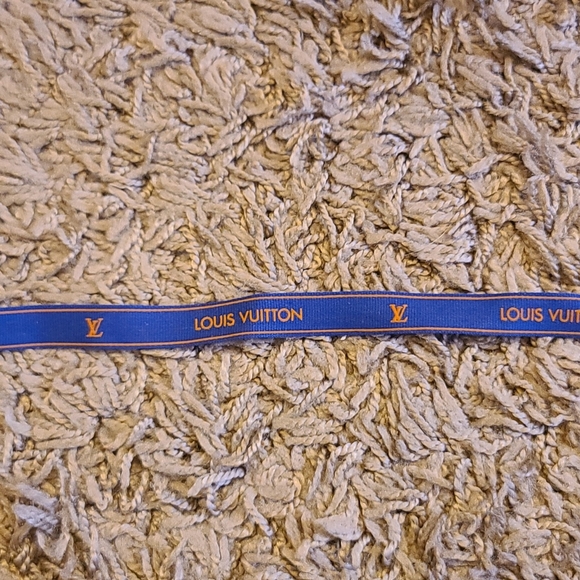 Louis Vuitton Ribbon 🎀 - Picture 2 of 4